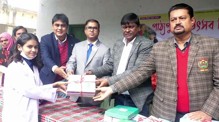 গোবিন্দগঞ্জে বছরের প্রথম দিনে বই বিতরণ গোবিন্দগঞ্জে বছরের প্রথম দিনে বই বিতরণ