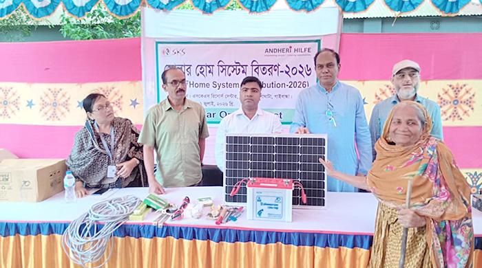সাঘাটায় বিদ্যুৎবিহীন অসহায় পরিবারের মাঝে সোলার বিতরণ সাঘাটায় বিদ্যুৎবিহীন অসহায় পরিবারের মাঝে সোলার বিতরণ