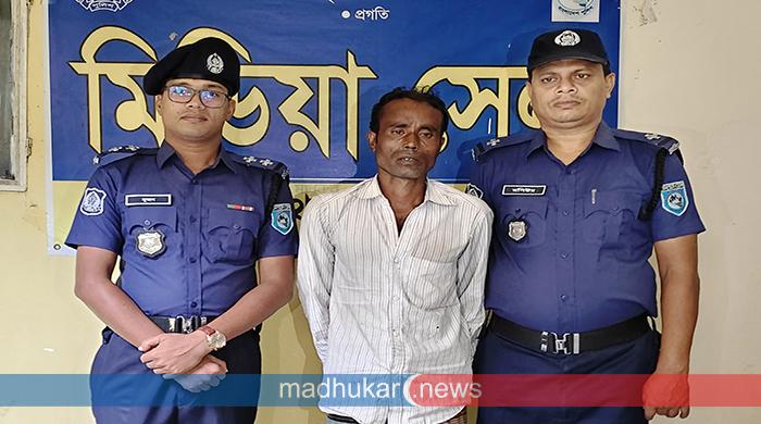 সাদুল্লাপুরের আলোচিত ৮ বছরের শিশু ধর্ষণ মামলার পলাতক আসামি গ্রেপ্তার  সাদুল্লাপুরের আলোচিত ৮ বছরের শিশু ধর্ষণ মামলার পলাতক আসামি গ্রেপ্তার