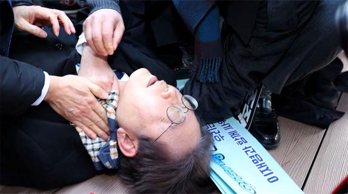 জনসম্মুখে দক্ষিণ কোরিয়ার বিরোধী নেতাকে ছুরিকাঘাত জনসম্মুখে দক্ষিণ কোরিয়ার বিরোধী নেতাকে ছুরিকাঘাত