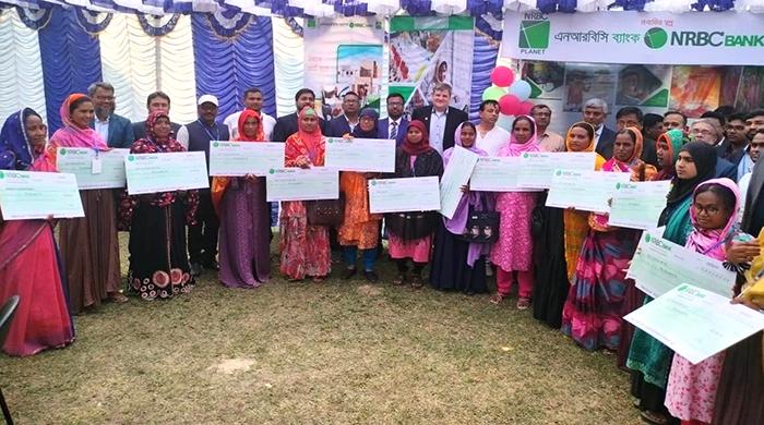 গাইবান্ধার চরাঞ্চলের হতদরিদ্রদের প্রকাশ্যে ঋণ দিল এনআরবিসি ব্যাংক গাইবান্ধার চরাঞ্চলের হতদরিদ্রদের প্রকাশ্যে ঋণ দিল এনআরবিসি ব্যাংক