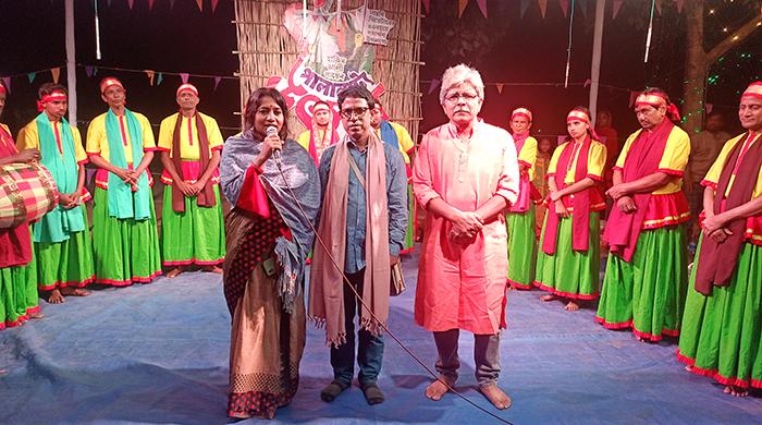 গাইবান্ধার দারিয়াপুরে চলছে ৩ দিনব্যাপী পালানাট্য উৎসব গাইবান্ধার দারিয়াপুরে চলছে ৩ দিনব্যাপী পালানাট্য উৎসব