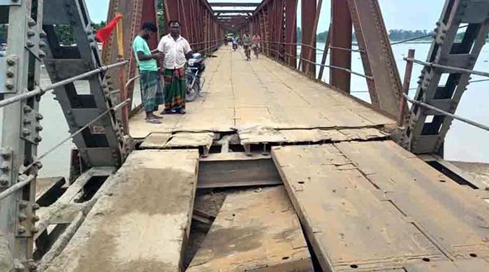 পাটাতন ভেঙে অচল ১৪০ বছরের সোনাহাট সেতু পাটাতন ভেঙে অচল ১৪০ বছরের সোনাহাট সেতু