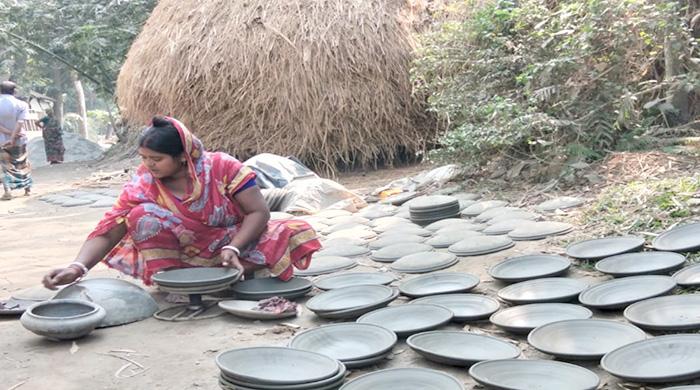 রং ও মাটির বাঁধনে: সান্তনাদের শিল্পকে বাঁচানোর লড়াই রং ও মাটির বাঁধনে: সান্তনাদের শিল্পকে বাঁচানোর লড়াই