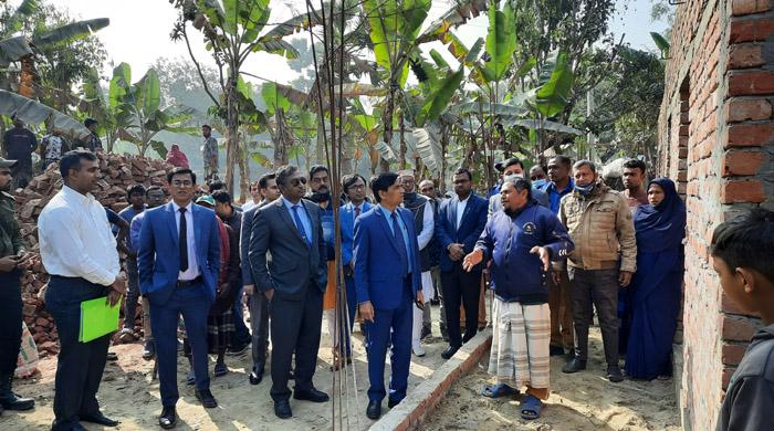 নওগাঁয় আশ্রয়ণ প্রকল্পের ঘর পরিদর্শনে প্রকল্প পরিচালক আবু ছালেহ নওগাঁয় আশ্রয়ণ প্রকল্পের ঘর পরিদর্শনে প্রকল্প পরিচালক আবু ছালেহ