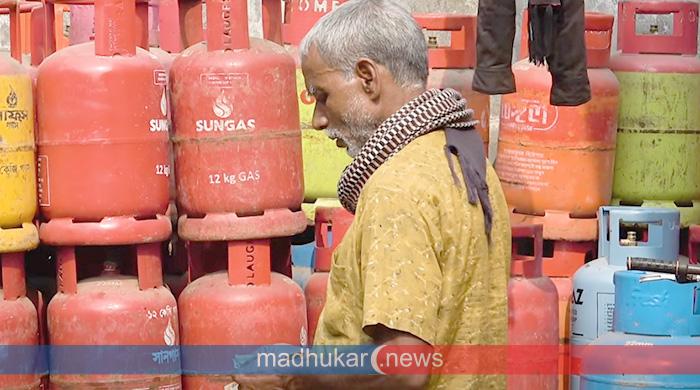 এলপি গ্যাস সংকট; দাম আকাশছোঁয়া চরম বিপাকে হাজারো পরিবার এলপি গ্যাস সংকট; দাম আকাশছোঁয়া চরম বিপাকে হাজারো পরিবার