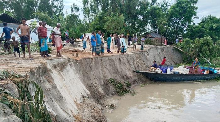 ২৪ ঘন্টার ব্যবধানে ১শত বসতঘর তিস্তার পেটে ‘ঘর তোলার শেষ সম্বল টুকু কেড়ে নিল তিস্তা’ ২৪ ঘন্টার ব্যবধানে ১শত বসতঘর তিস্তার পেটে ‘ঘর তোলার শেষ সম্বল টুকু কেড়ে নিল তিস্তা’