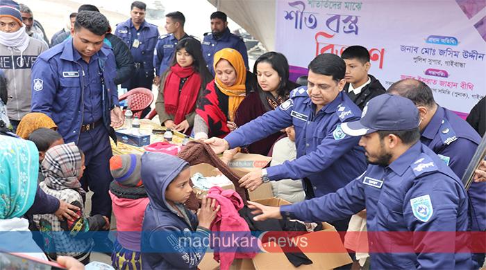 ফুলছড়িতে পুনাকের উদ্যোগে শীতার্ত মানুষের মাঝে শীতবস্ত্র বিতরণ ফুলছড়িতে পুনাকের উদ্যোগে শীতার্ত মানুষের মাঝে শীতবস্ত্র বিতরণ