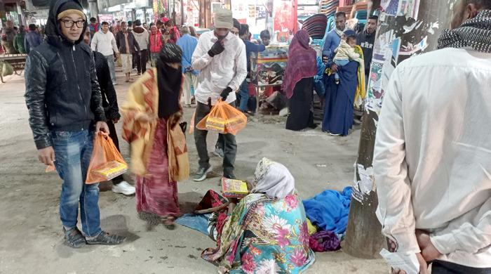 ফুলবাড়ীতে অসহায় মানুষের মাঝে খাবার বিতরণ ফুলবাড়ীতে অসহায় মানুষের মাঝে খাবার বিতরণ