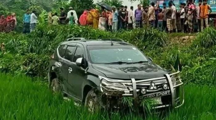 বগুড়ায় বৃদ্ধাকে বাঁচাতে গিয়ে দুর্ঘটনা, স্ত্রীসহ আহত প্রতিমন্ত্রী বগুড়ায় বৃদ্ধাকে বাঁচাতে গিয়ে দুর্ঘটনা, স্ত্রীসহ আহত প্রতিমন্ত্রী