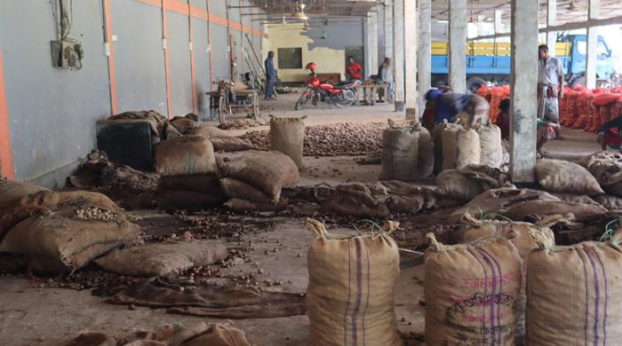 ফুলবাড়ী হিমাগারের আলুতে পচন আর্থিক লোকসানে আলুচাষি ও ব্যবসায়িরা ফুলবাড়ী হিমাগারের আলুতে পচন আর্থিক লোকসানে আলুচাষি ও ব্যবসায়িরা