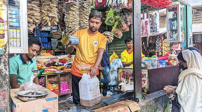 গাইবান্ধায় হঠাৎ উধাও বোতলজাত সয়াবিন তেল গাইবান্ধায় হঠাৎ উধাও বোতলজাত সয়াবিন তেল