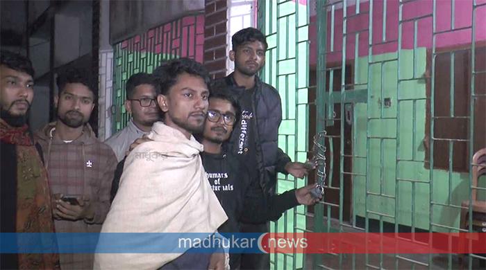 গাইবান্ধায় এনসিপির কার্যালয়ে বৈষম্যবিরোধীদের তালা গাইবান্ধায় এনসিপির কার্যালয়ে বৈষম্যবিরোধীদের তালা