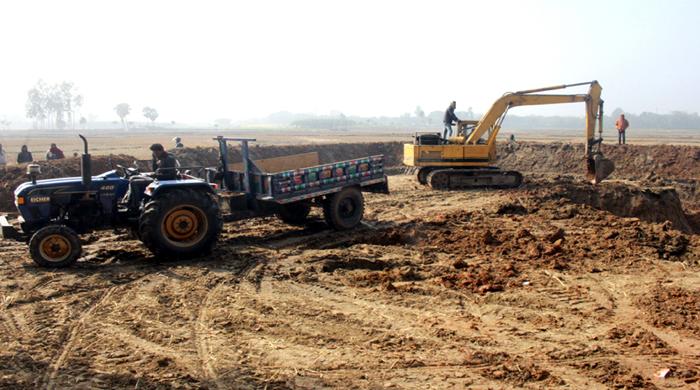 ফুলবাড়ীতে তিন ফসলি জমিতে পুকুর খনন ফুলবাড়ীতে তিন ফসলি জমিতে পুকুর খনন