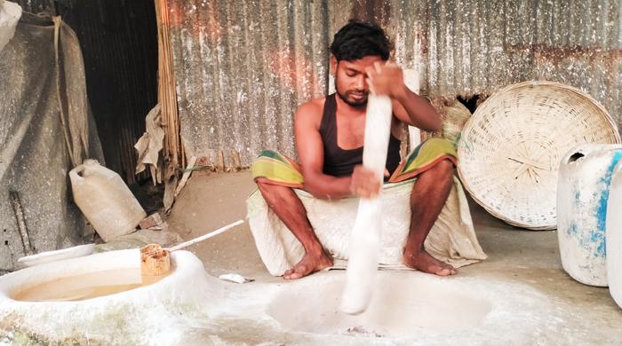 কষ্ট নিয়ে পেশা ছাড়ছেন চুন তৈরির কারিগররা কষ্ট নিয়ে পেশা ছাড়ছেন চুন তৈরির কারিগররা