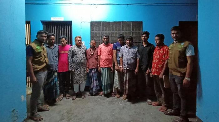 সাঘাটায় জুয়া খেলার সময় জুয়ার সরঞ্জামসহ ৯ জুয়ারিকে আটক করেছে ডিবি পুলিশ সাঘাটায় জুয়া খেলার সময় জুয়ার সরঞ্জামসহ ৯ জুয়ারিকে আটক করেছে ডিবি পুলিশ