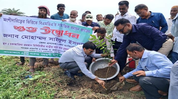 নওগাঁয় বিএমডির বৃক্ষরোপন কর্মসূচির উদ্বোধন নওগাঁয় বিএমডির বৃক্ষরোপন কর্মসূচির উদ্বোধন