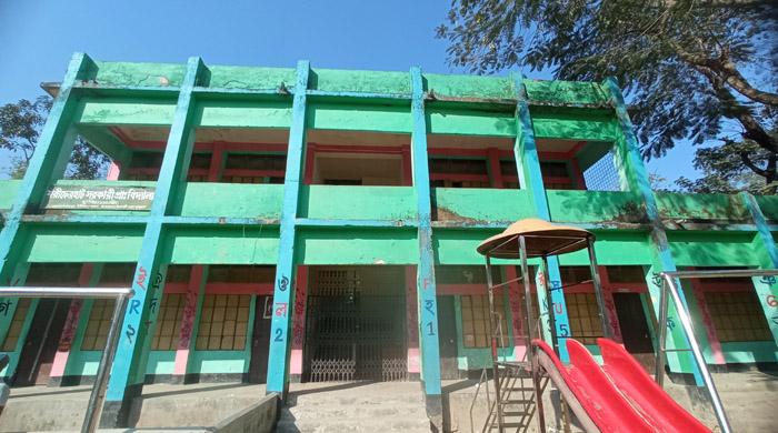 চিলমারীতে নির্দিষ্ট সময়ের আগেই স্কুল ছুটি, অভিভাবকদের ক্ষোভ চিলমারীতে নির্দিষ্ট সময়ের আগেই স্কুল ছুটি, অভিভাবকদের ক্ষোভ