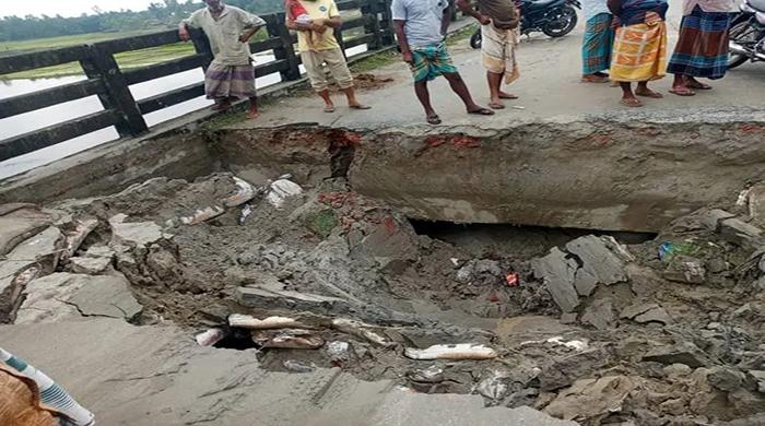 টানা বৃষ্টিতে সেতুর সংযোগ সড়কে ধস, দুর্ভোগে ২০ হাজার বাসিন্দা টানা বৃষ্টিতে সেতুর সংযোগ সড়কে ধস, দুর্ভোগে ২০ হাজার বাসিন্দা