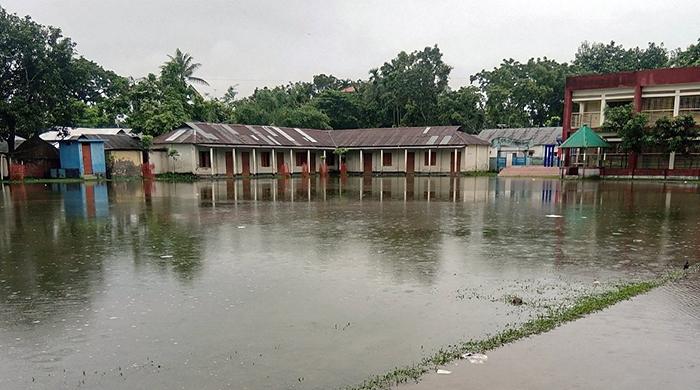 ভারী বর্ষনে ডুবে গেছে রাস্তা খেলার মাঠ ও নিচু এলাকা ভারী বর্ষনে ডুবে গেছে রাস্তা খেলার মাঠ ও নিচু এলাকা