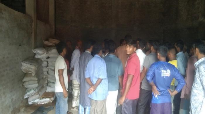 সৈয়দপুরে সার না পেয়ে কৃষকদের বিক্ষোভ সৈয়দপুরে সার না পেয়ে কৃষকদের বিক্ষোভ
