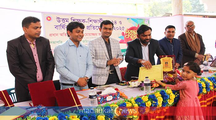 গাইবান্ধায় শিশু ও গণশিক্ষা কার্যক্রমের উত্তম শিক্ষক-শিক্ষার্থী সম্মাননা গাইবান্ধায় শিশু ও গণশিক্ষা কার্যক্রমের উত্তম শিক্ষক-শিক্ষার্থী সম্মাননা