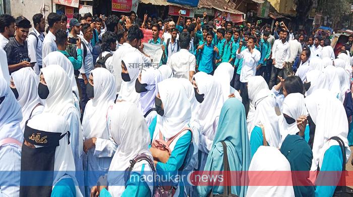 ধর্ষকের দৃষ্টান্তমূলক শাস্তির দাবিতে গাইবান্ধায় সড়ক অবরোধ ধর্ষকের দৃষ্টান্তমূলক শাস্তির দাবিতে গাইবান্ধায় সড়ক অবরোধ