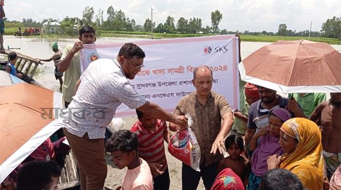সুন্দরগঞ্জে বানভাসিদের মাঝে এসকেএসের ত্রাণ বিতরণ সুন্দরগঞ্জে বানভাসিদের মাঝে এসকেএসের ত্রাণ বিতরণ