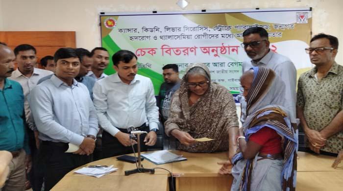 গাইবান্ধায় বিভিন্ন রোগীদের মাঝে আর্থিক অনুদানের চেক বিতরণ করলেন হুইপ গিণি গাইবান্ধায় বিভিন্ন রোগীদের মাঝে আর্থিক অনুদানের চেক বিতরণ করলেন হুইপ গিণি