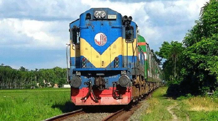 ট্রেনের ধাক্কায় অটোরিকশার ৩ যাত্রী নিহত ট্রেনের ধাক্কায় অটোরিকশার ৩ যাত্রী নিহত