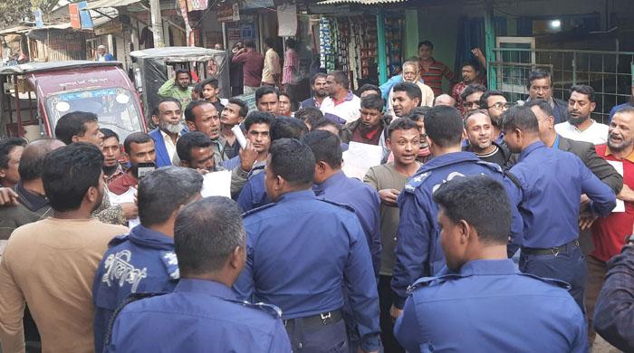 ফুলছড়িতে বিএনপির পদযাত্রা কর্মসূচিতে পুলিশের বাঁধা ফুলছড়িতে বিএনপির পদযাত্রা কর্মসূচিতে পুলিশের বাঁধা