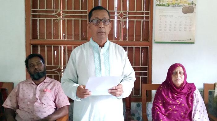 জুতাপেটার কলংককে মুছতে চেয়ারম্যানের সংবাদ সম্মেলন জুতাপেটার কলংককে মুছতে চেয়ারম্যানের সংবাদ সম্মেলন