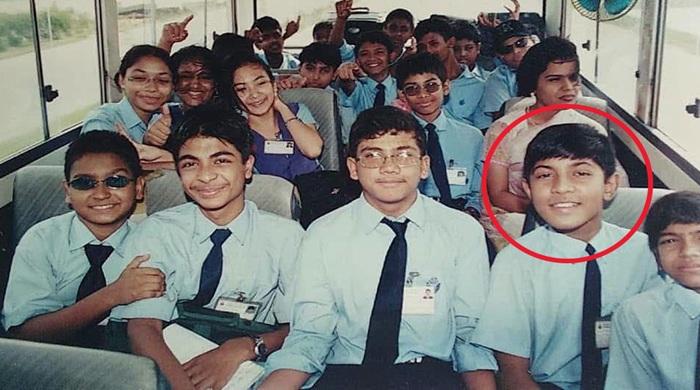শৈশবের ছবিতে কে এই জনপ্রিয় অভিনেতা? শৈশবের ছবিতে কে এই জনপ্রিয় অভিনেতা?