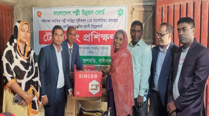 ফুলছড়িতে সমন্বিত পল্লী দারিদ্র্য দূরীকরণ প্রকল্পের সুফলভোগীদের সেলাই মেশিন বিতরণ ফুলছড়িতে সমন্বিত পল্লী দারিদ্র্য দূরীকরণ প্রকল্পের সুফলভোগীদের সেলাই মেশিন বিতরণ