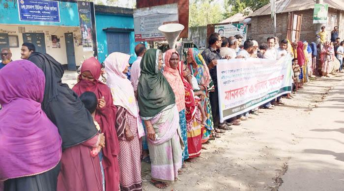 পলাশবাড়ীতে ইউপি সদস্যের উপর হামলার প্রতিবাদে মানববন্ধন পলাশবাড়ীতে ইউপি সদস্যের উপর হামলার প্রতিবাদে মানববন্ধন