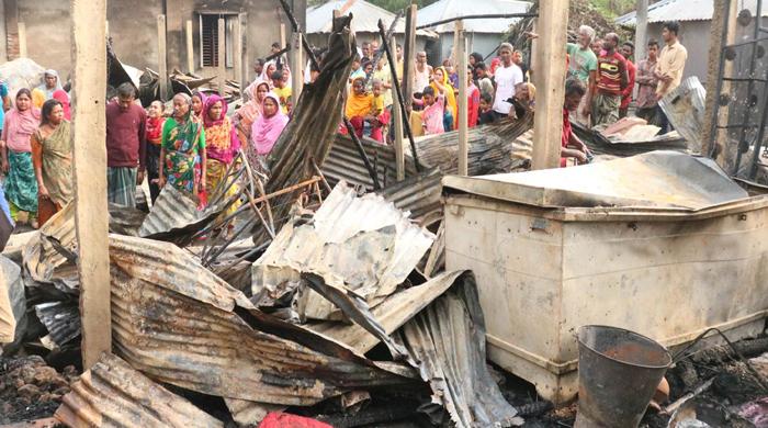 গোবিন্দগঞ্জে আগুনে ১৭টি ঘর পুড়ে অর্ধ কোটি টাকার ক্ষয়ক্ষতি গোবিন্দগঞ্জে আগুনে ১৭টি ঘর পুড়ে অর্ধ কোটি টাকার ক্ষয়ক্ষতি