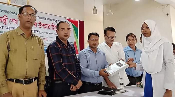 সাঘাটায় মেধাবী শিক্ষার্থীদের মাঝে ট্যাব বিতরণ সাঘাটায় মেধাবী শিক্ষার্থীদের মাঝে ট্যাব বিতরণ