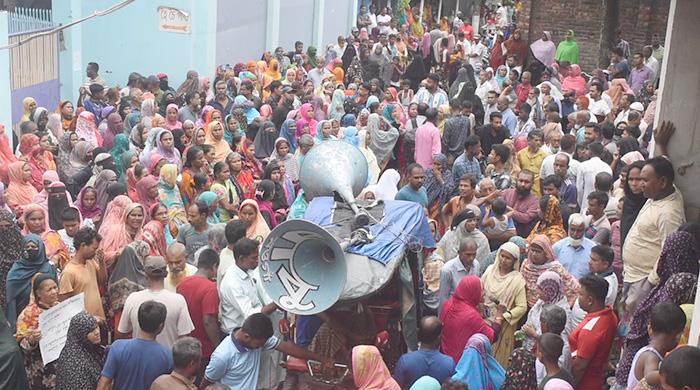 নওগাঁয় সমিতির টাকা ফেরতের দাবিতে গ্রাহকদের বিক্ষোভ নওগাঁয় সমিতির টাকা ফেরতের দাবিতে গ্রাহকদের বিক্ষোভ