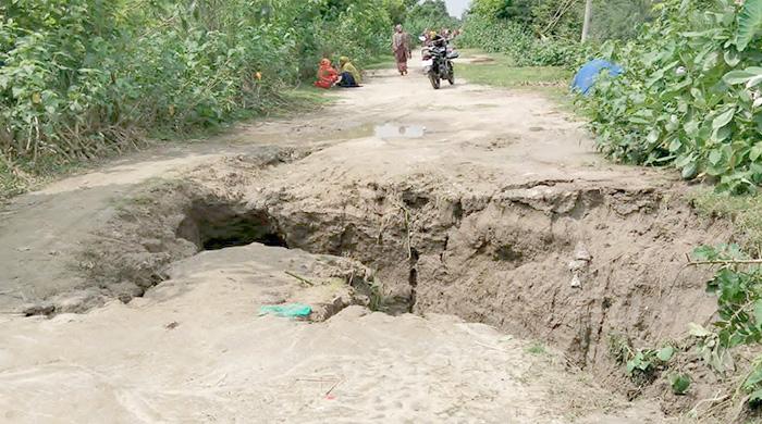 বন্যা নিয়ন্ত্রণ বাঁধে ধস, হুমকির মুখে লাখো মানুষ বন্যা নিয়ন্ত্রণ বাঁধে ধস, হুমকির মুখে লাখো মানুষ