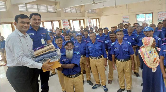 গাইবান্ধায় নতুন পোশাক পেল ৭১৪ গ্রাম পুলিশ গাইবান্ধায় নতুন পোশাক পেল ৭১৪ গ্রাম পুলিশ