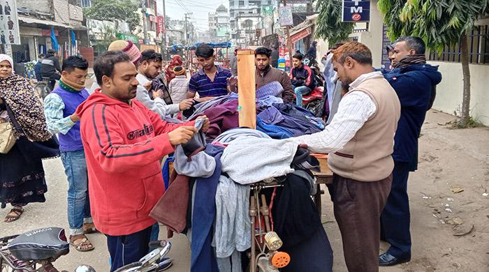 কনকনে ঠান্ডায় কাঁপছে দিনাজপুর কনকনে ঠান্ডায় কাঁপছে দিনাজপুর