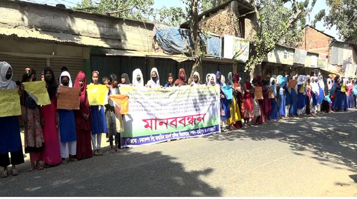 নওগাঁয় ছাত্রীদের মারধর ও লাঞ্চিত করার প্রতিবাদে মানববন্ধন নওগাঁয় ছাত্রীদের মারধর ও লাঞ্চিত করার প্রতিবাদে মানববন্ধন