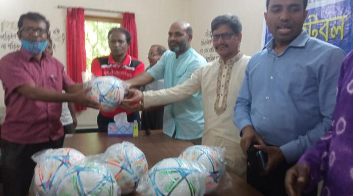 চিলমারীতে চরাঞ্চলের শিক্ষাপ্রতিষ্ঠানে ফুটবল বিতরণ চিলমারীতে চরাঞ্চলের শিক্ষাপ্রতিষ্ঠানে ফুটবল বিতরণ