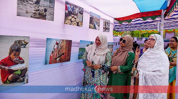 কুদ্দুস আলমের প্রদর্শনী দেখতে দ্বিতীয় দিনেও দর্শনার্থীদের ভিড় কুদ্দুস আলমের প্রদর্শনী দেখতে দ্বিতীয় দিনেও দর্শনার্থীদের ভিড়