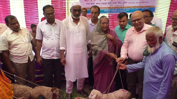 চরাঞ্চলে সমন্বিত প্রাণিসম্পদ উন্নয়ন প্রকল্পের আওতায় সুফলভোগীদের মাঝে ছাগল ও ভেড়া বিতরণ চরাঞ্চলে সমন্বিত প্রাণিসম্পদ উন্নয়ন প্রকল্পের আওতায় সুফলভোগীদের মাঝে ছাগল ও ভেড়া বিতরণ