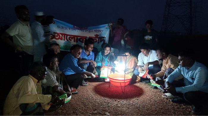 নওগাঁয় আলোক ফাঁদে ধান ক্ষেতের শক্র পোকা দমন নওগাঁয় আলোক ফাঁদে ধান ক্ষেতের শক্র পোকা দমন