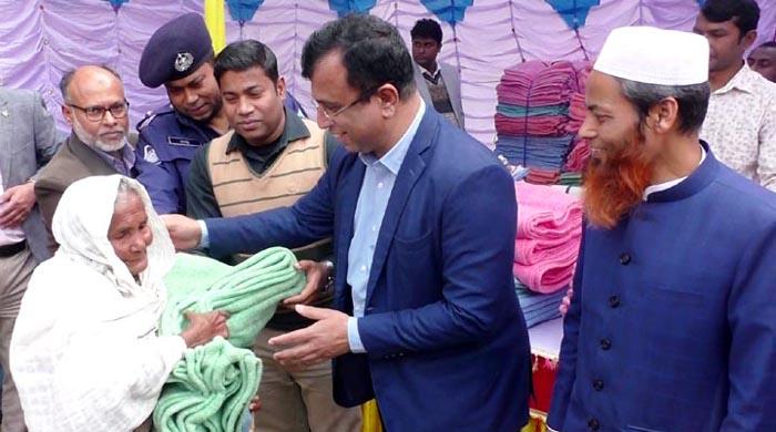 ব্রহ্মপুত্র-যমুনার চরাঞ্চলের শীতার্ত মানুষের মাঝে কম্বল বিতরণ ব্রহ্মপুত্র-যমুনার চরাঞ্চলের শীতার্ত মানুষের মাঝে কম্বল বিতরণ