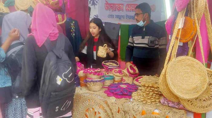 গাইবান্ধায় জমে ওঠেছে নারী উদ্যোক্তা মেলা গাইবান্ধায় জমে ওঠেছে নারী উদ্যোক্তা মেলা