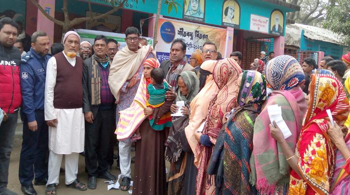 হাড় কাঁপানো ঠান্ডায় শীতার্তদের শীতবস্ত্র বিতরণে সাংসদ শামীম হাড় কাঁপানো ঠান্ডায় শীতার্তদের শীতবস্ত্র বিতরণে সাংসদ শামীম