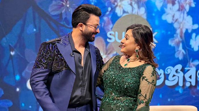 ও এখন আরো ছোট হয়ে গেছে শাকিবকে দেখে মুগ্ধ পূর্ণিমা ও এখন আরো ছোট হয়ে গেছে শাকিবকে দেখে মুগ্ধ পূর্ণিমা